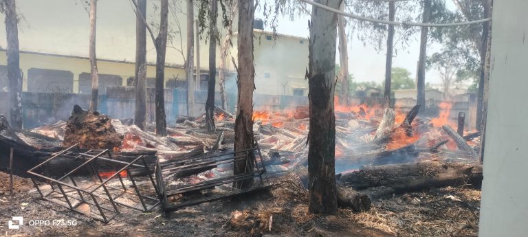 विद्यालय परिसर मे लगी आग, लकड़ियां जलकर राख