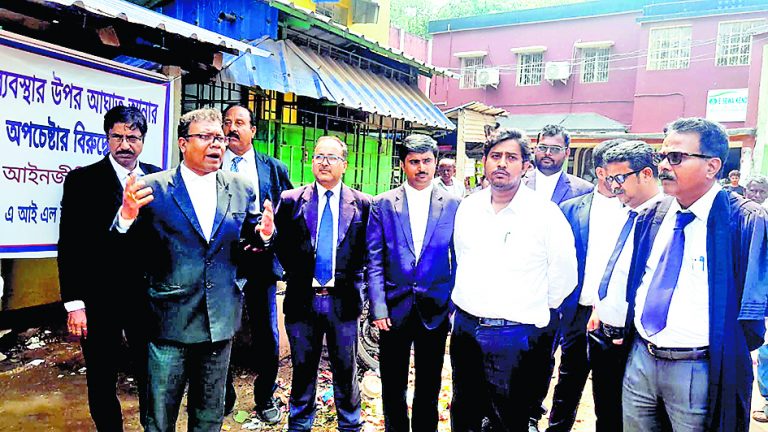जजों पर ‘बिगड़े बोल’ के खिलाफ वकीलों का प्रदर्शन