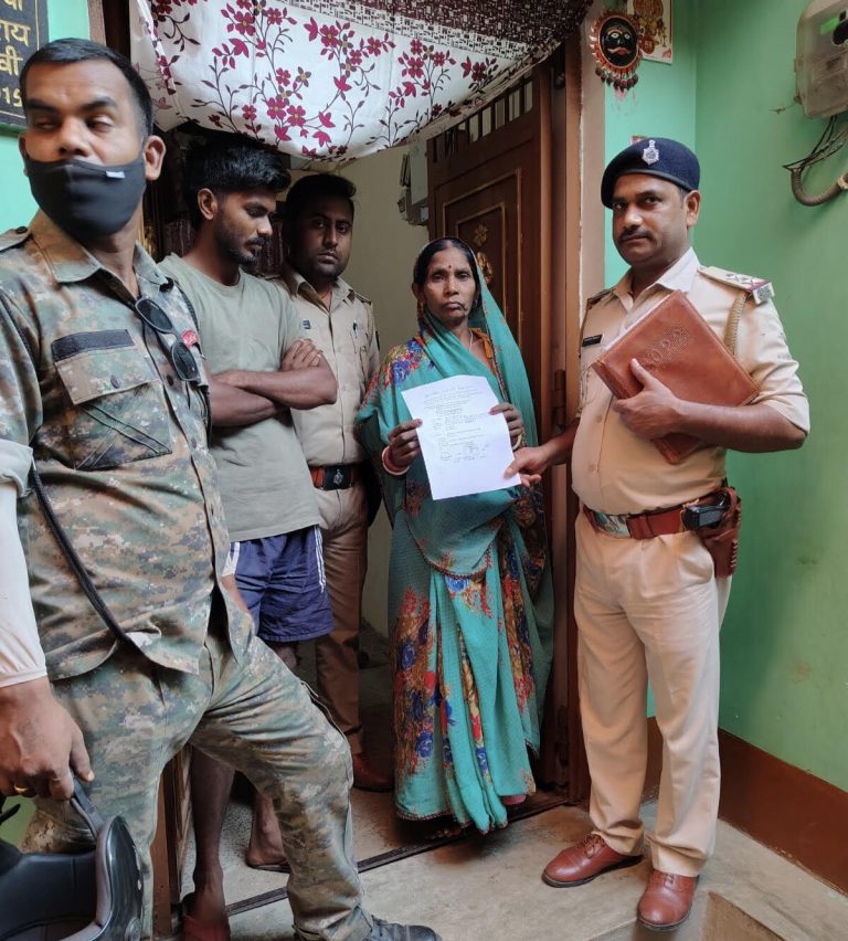 पेट्रोल पंप संचालक हत्याकांड में फरार आरोपित के घर चिपका नोटिस