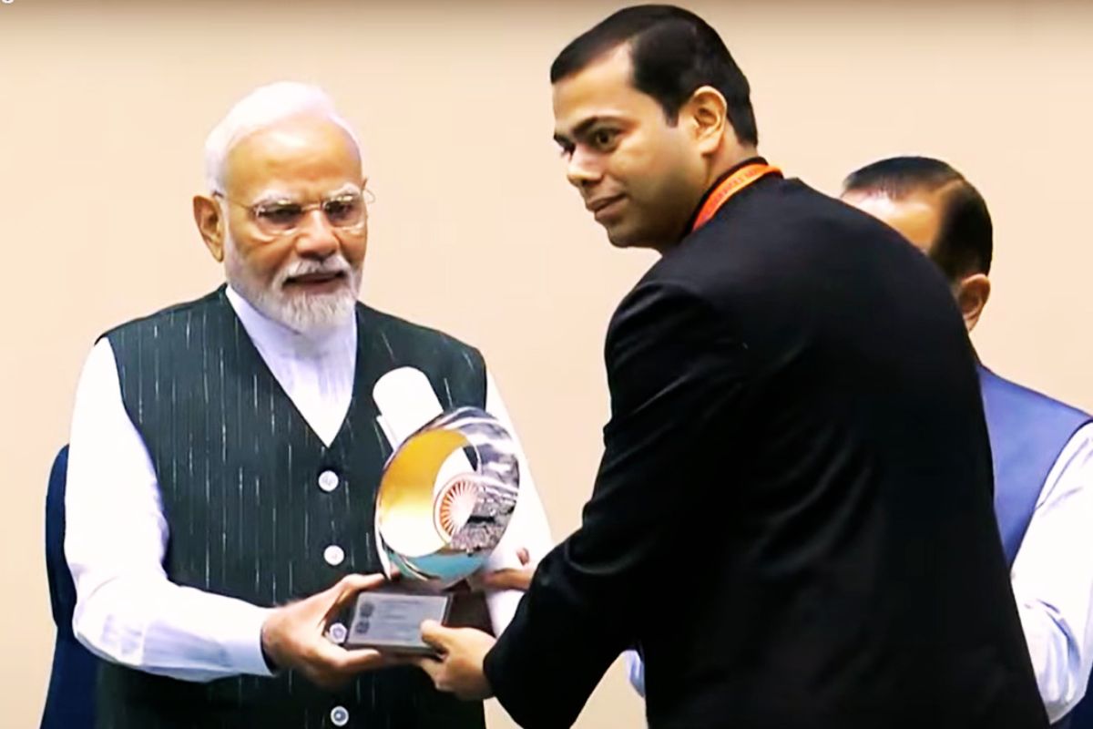 pm-modi-felicitate-jharkhand-ias-ravi-shankar-shukla
