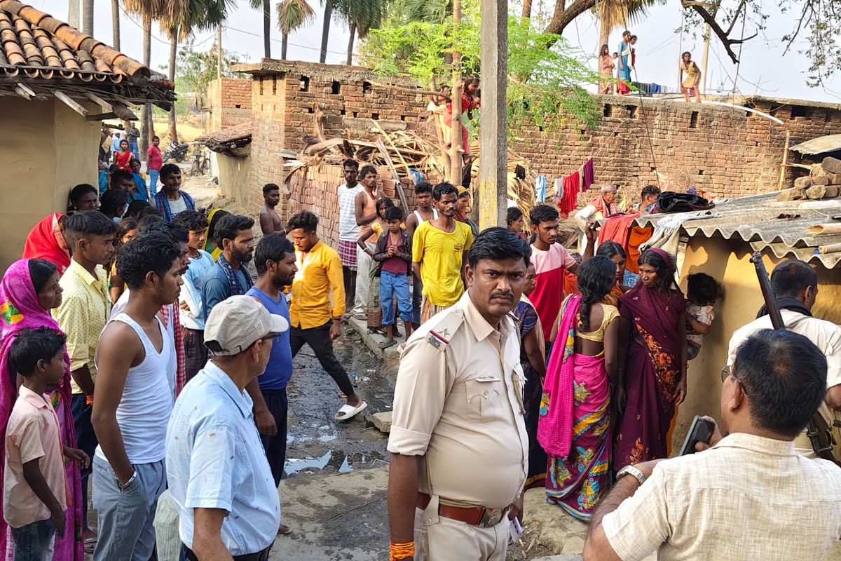 घटना की जांच करती पुलिस