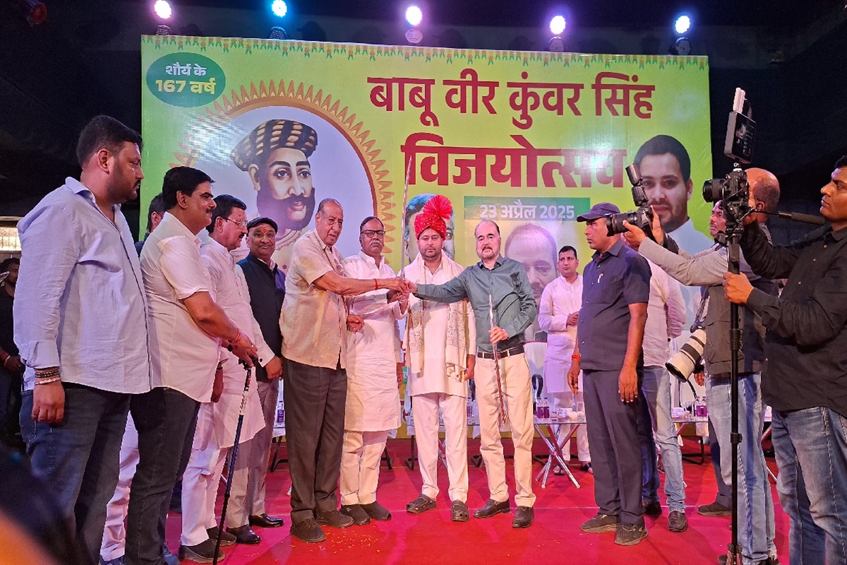 तेजस्वी यादव जी को चांदी की तलवार भेंट करते सारण विकास मंच के संयोजक शैलेंद्र प्रताप सिंह