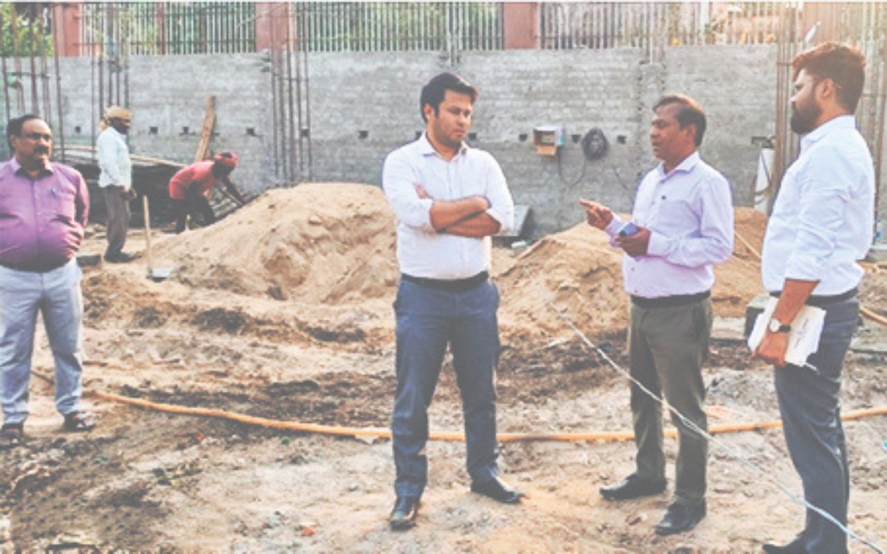 निरीक्षण करते नगर आयुक्त