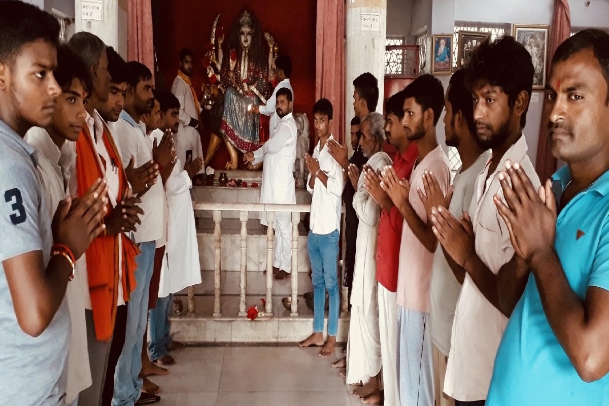 फुलवरिया में चिंता और दुआओं का दौर