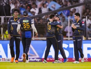 GT vs SRH: Gujarat Titans Rashid Khan with teammates celebrates the win