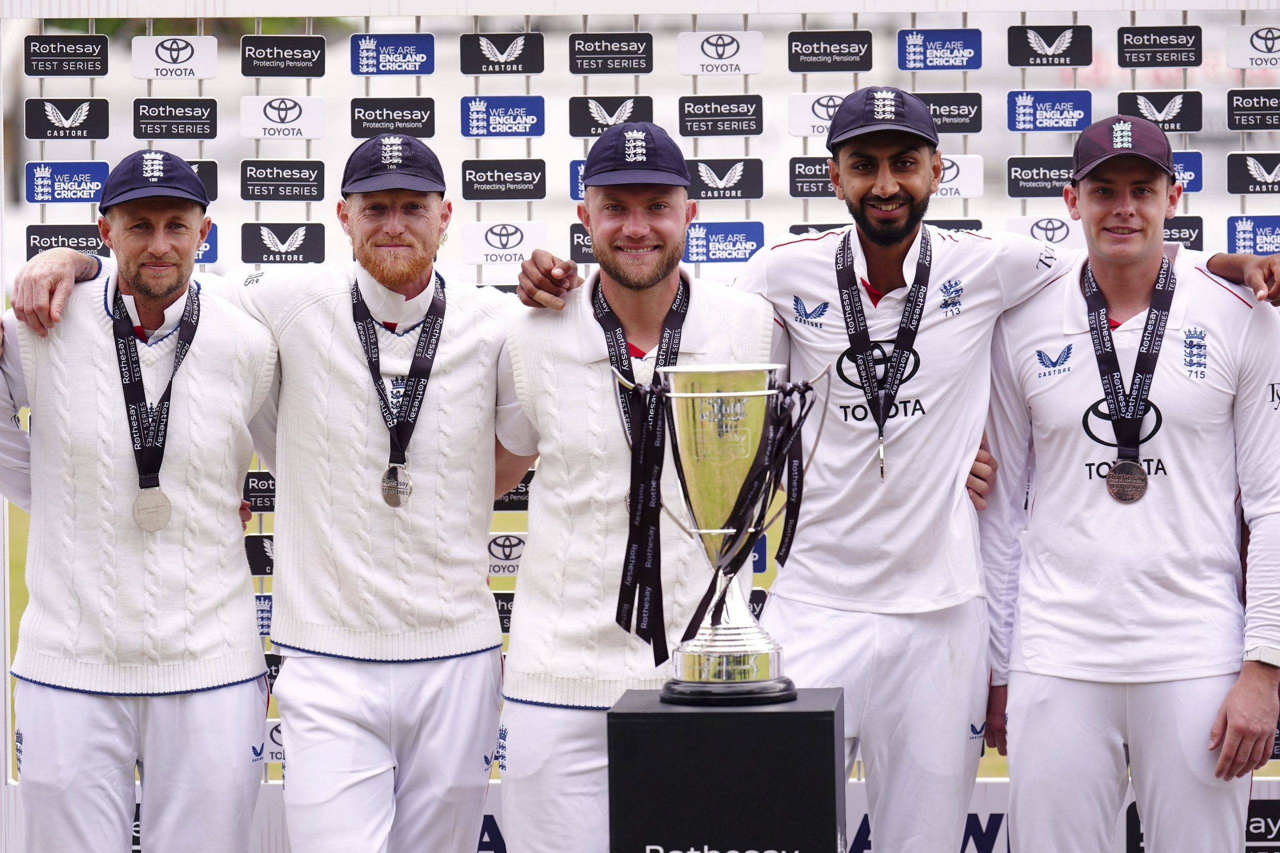 ENG vs ZIM: Joe Root, Ben Stokes, Sam Cook, Shoaib Bashir and Jamie Smith stand with the trophy after winning