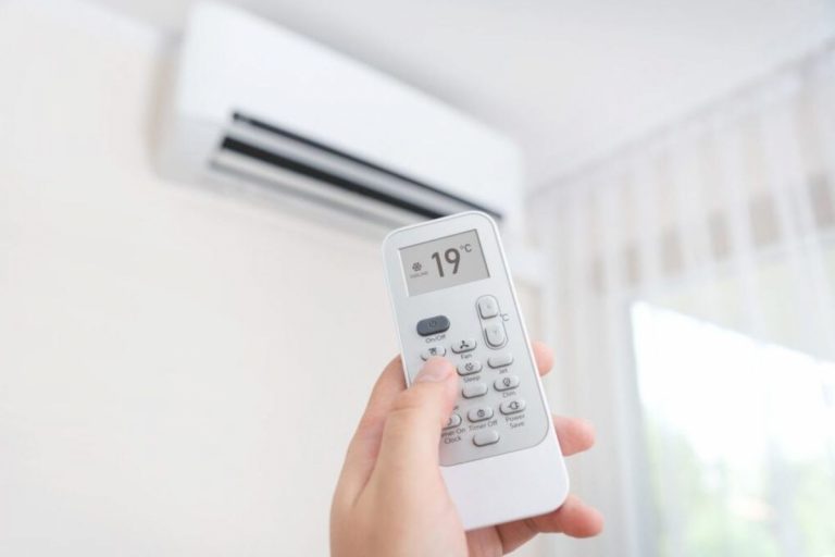 AC के रिमोट में बस दबा दें ये खास बटन, रात में बिना ठिठुरन के आएगी अच्छी नींद, बिल भी उठेगा कम