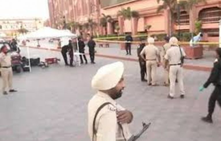 Amritsar Bomb Blast: अमृतसर में बड़ा बम धमाका, एक शख्स हुआ घायल, गायब हुआ हाथ