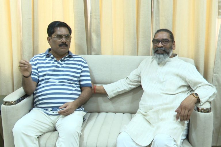 मंत्री योगेंद्र प्रसाद से मिलने पहुंचे सीएम हेमंत सोरेन