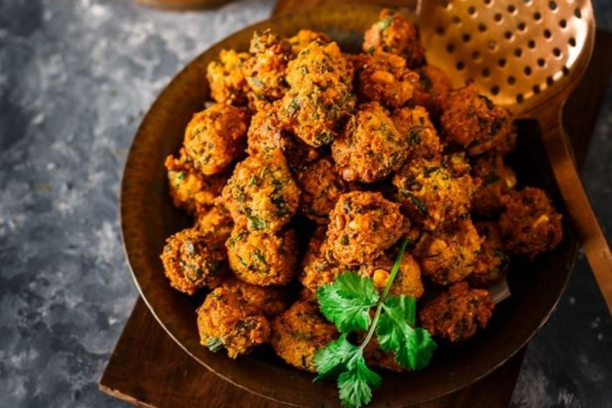 Crunchy Urad Dal Pakora Recipe for Breakfast: उड़द दाल पकौड़े बनाने की विधि