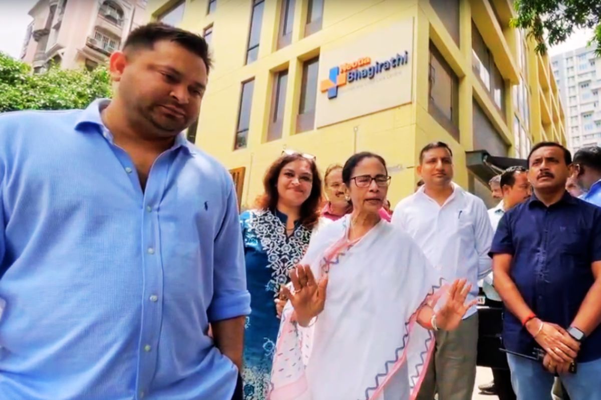 तेजस्वी यादव के साथ प्रेस को संबोधित करतीं ममता बनर्जी.