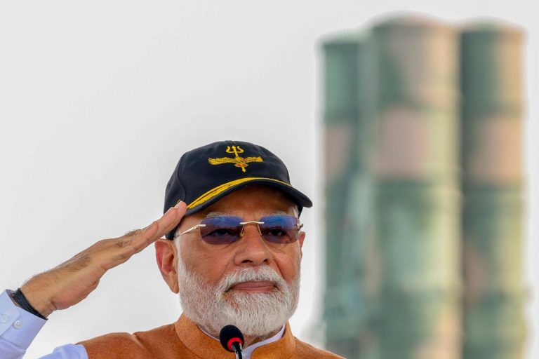 PM MOdi In Adampur: त्रिशूल और बाज, पीएम मोदी ने आदमपुर एयरबेस में पहनी खास कैप, PAK को दिया कड़ा संदेश