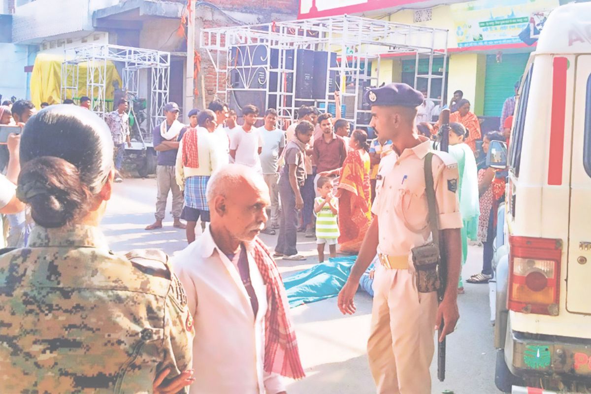 शव को सड़क पर रखकर जाम करते परिजन