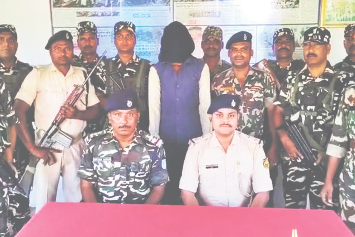 पुलिस की गिरफ्त में नक्सली