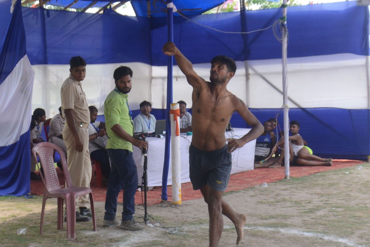 मेडिकल जांच कराते युवक