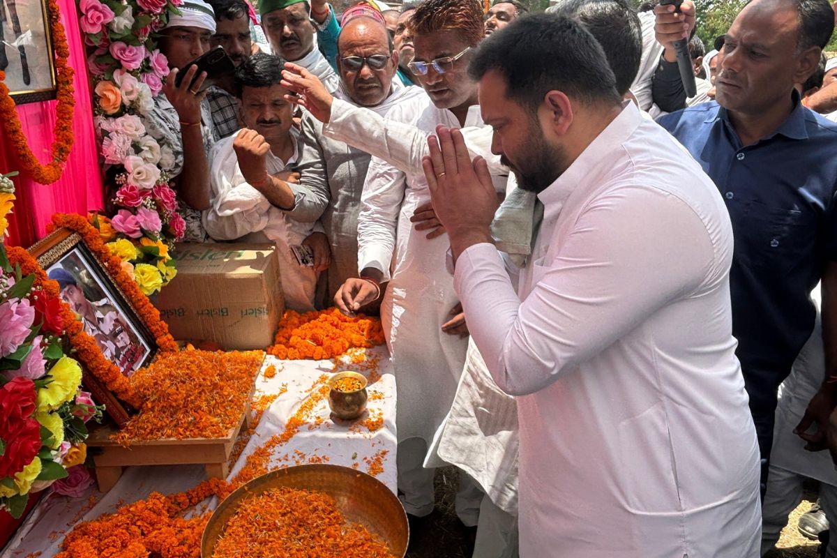शहीद को श्रद्धाजंली देते नेता प्रतिपक्ष तेजस्वी यादव