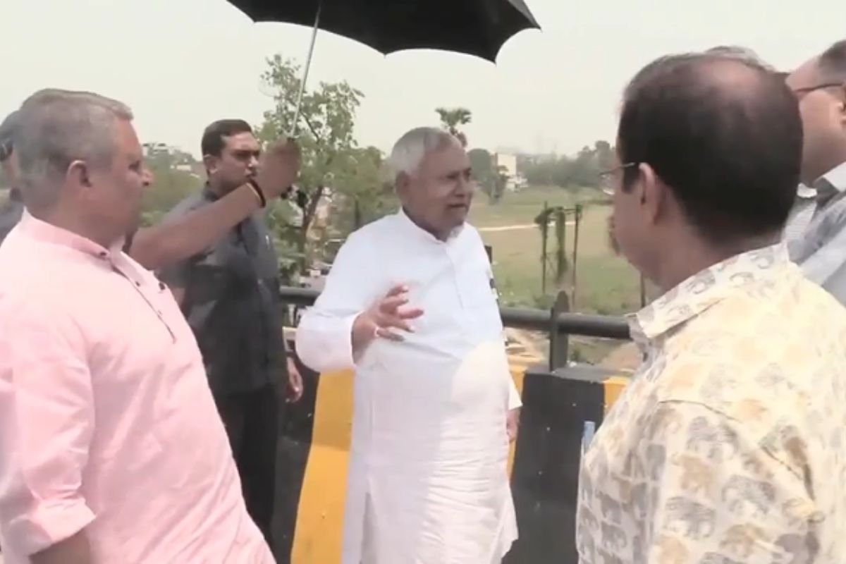 निरीक्षण करते सीएम नीतीश कुमार
