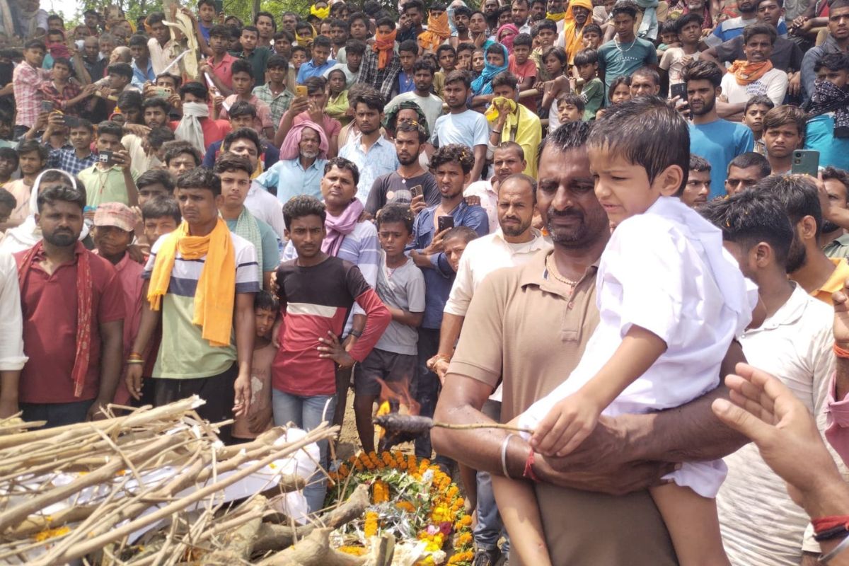 शहीद पिता को मुखाग्नि देते लक्ष्य