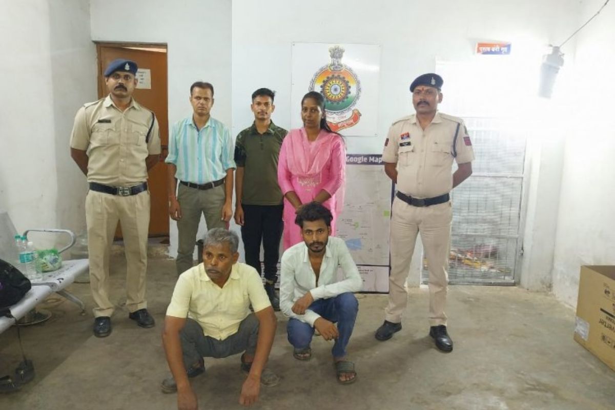 पुलिस की गिरफ्त मेंआरोपी