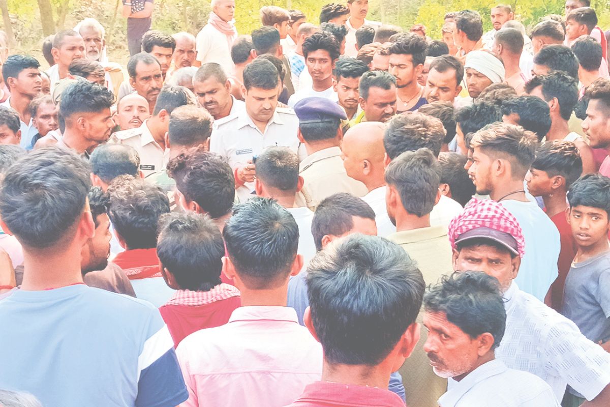 घटनास्थल पर लगी भीड़