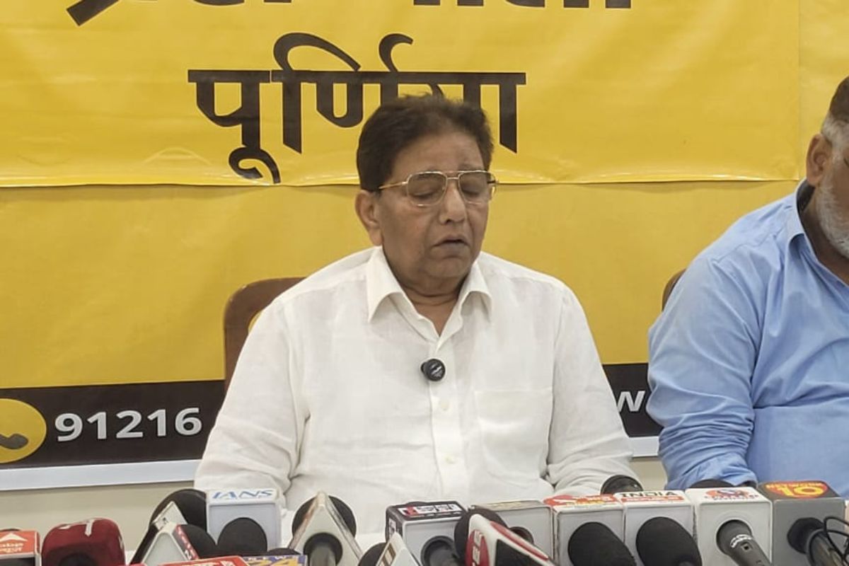 मीडिया को संबोधित करते जनसुराज के अध्यक्ष उदय सिंह