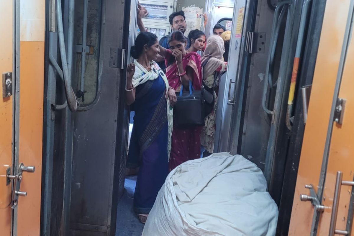 जयनगर एक्सप्रेस के एसी बोगी का हाल