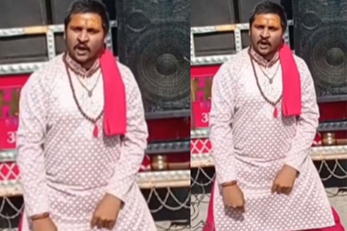 Viral Video pandit dance on blue eyes song