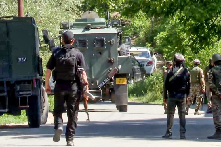 Tral Encounter Video: मां सरेंडर के लिए लगाती रही गुहार, त्राल एनकाउंटर में मारे गए आतंकी का आखिरी वीडियो वायरल