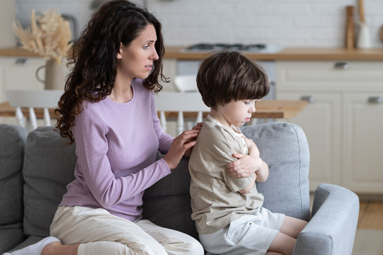 Parenting Tips: गुस्से में मुंह फुलाकर बैठा है बच्चा, तो बिना डाटें बच्चे को ऐसे करें हैंडल 