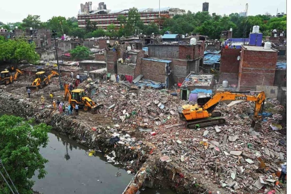 Delhi News bulldozer action on taimoor nagar demolish 100 illegal house