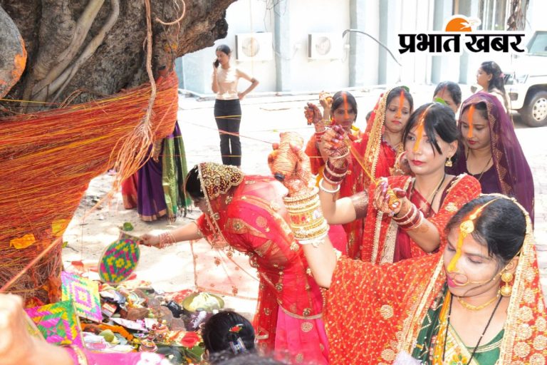 PHOTOS: सावित्री व सत्यवान की कथा सुन सुहागिनों ने मांगा पति की लंबी आयु का आशीर्वाद