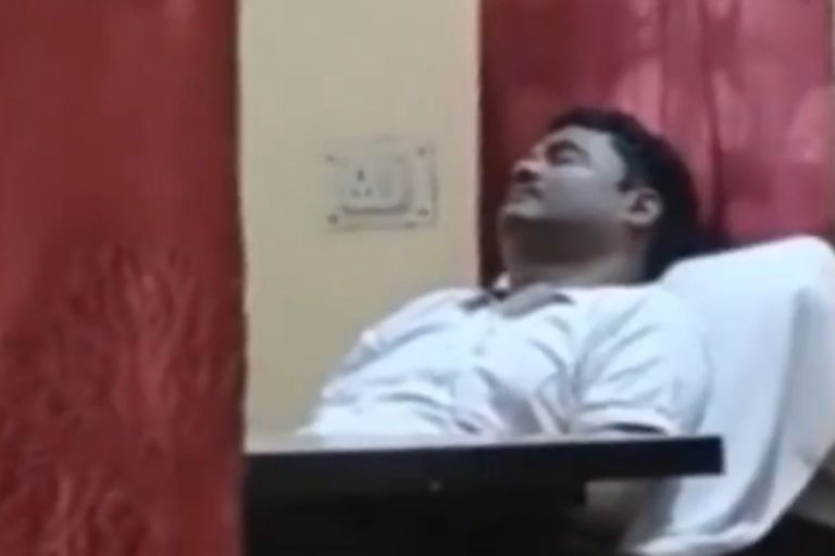 Viral Video: जनता पस्त… अधिकारी सोने में मस्त, ड्यूटी के दौरान सोते दिखे ARO