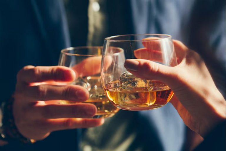 Alcohol: सबसे ज्यादा शराब किस देश के लोग पीते हैं? भारत या पाकिस्तान