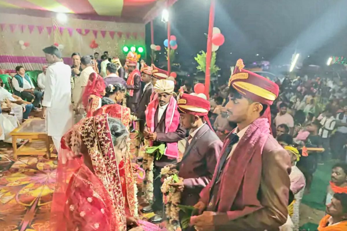 bihar unique marriage news| The groom reached the mandap on an e-rickshaw, 11 couples in Bihar had a dowry-free marriage, mass marriage