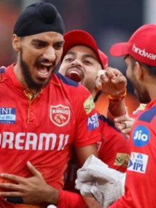 एक IPL सीजन में सबसे ज्यादा बार 200+ रन बनाने वाली टीम