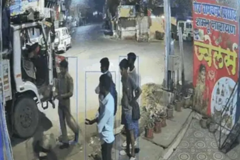 गोरखपुर में पुलिस की पिटाई का वीडियो वायरल,डीसीएम चालक की गिरफ्तारी के बाद मचा बवाल