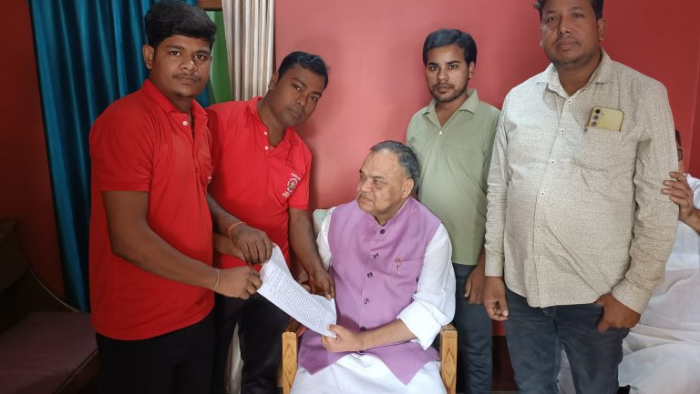 आपदा मित्र ने बकाया राशि व नियमित मानदेय को लेकर की बैठक