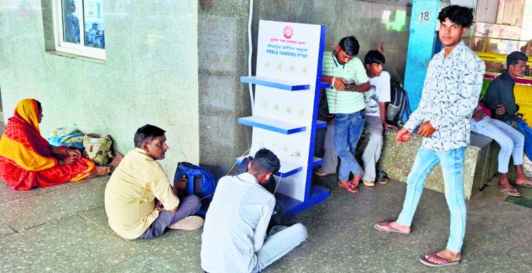 Saran News : जंक्शन पर यात्रियों के लिए चार्जिंग पॉइंट की सुविधा