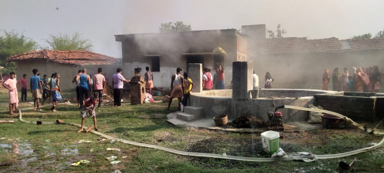 घर में लगी आग, हजारों की संपत्ति जलकर हुई राख घर में लगी आग, हजारों की संपत्ति जलकर हुई राख
