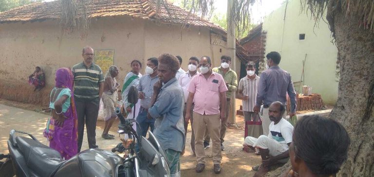 Dhanbad News : मेडिकल टीम पहुंची मल्लिकडीह, चिकन पॉक्स प्रभावितों का लिया जायजा