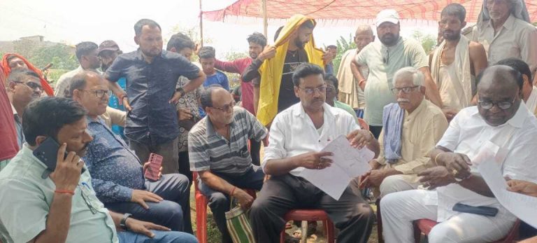 जमीन अधिग्रहण करने गये रेलकर्मियों को कबूतरखोपी के ग्रामीणों ने रोका जमीन अधिग्रहण करने गये रेलकर्मियों को कबूतरखोपी के ग्रामीणों ने रोका