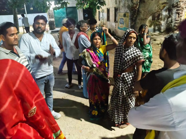 सड़क पर फिसलकर गिरा बाइक सवार, गयी जान