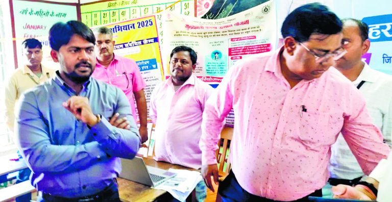 डीएम ने माने गांव में लगाये गये भीम समग्र सेवा शिविर का लिया जायजा