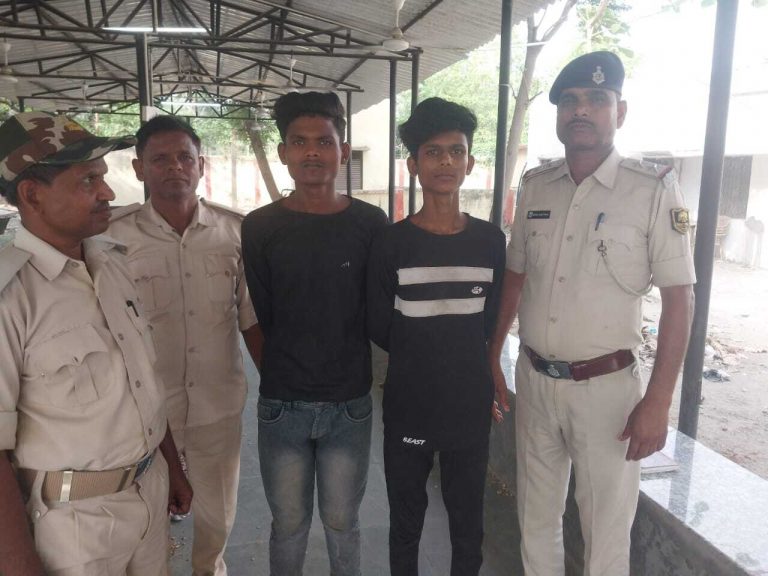 Motihari : चोरी की बाइक बेचने जा रहे दो बदमाश गिरफ्तार