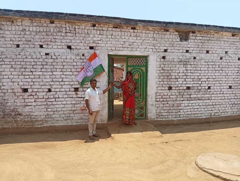 झंडा कार्यक्रम को लेकर कांग्रेस कार्यकर्ताओं ने की चर्चा
