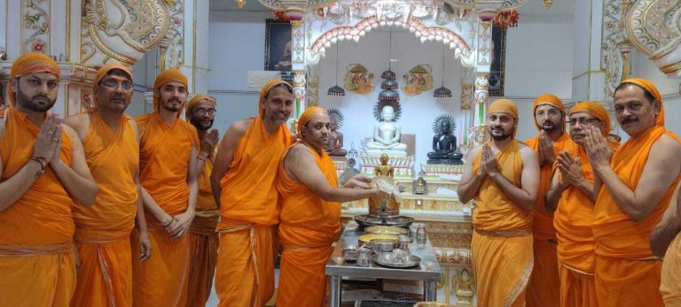 Dhanbad News : जैन मंदिर में पूजा कर मांगा गया भारत की जीत का आशीर्वाद