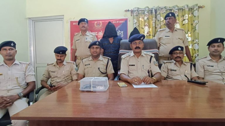 दो आरोपी गिरफ्तार, देसी कट्टा व कारतूस जब्त