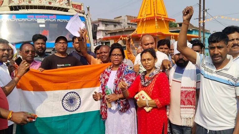 शहीद की प्रतिमा क्षतिग्रस्त, ग्रामीणों ने किया हंगामा