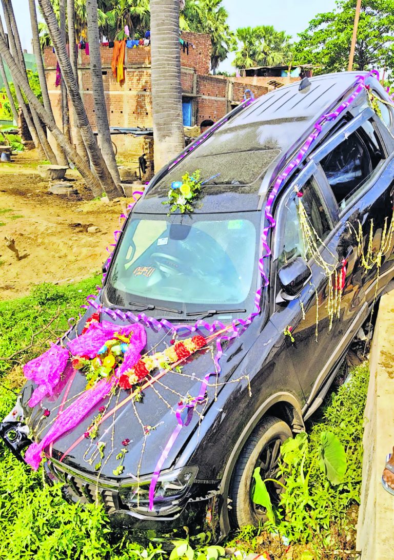 सड़क दुर्घटना में माइक्रो फाइनेंस बैंक के कर्मी की मौके पर मौत, मैनेजर ने इलाज के दौरान तोड़ा दम