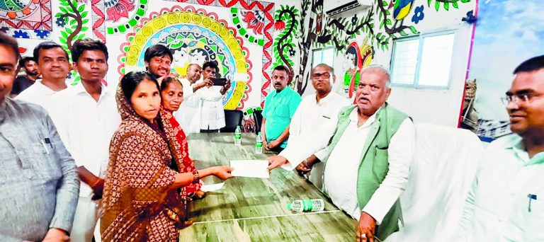 दुर्घटनाओं में मरने वालों के परिजनों को मंत्री ने दिया चेक